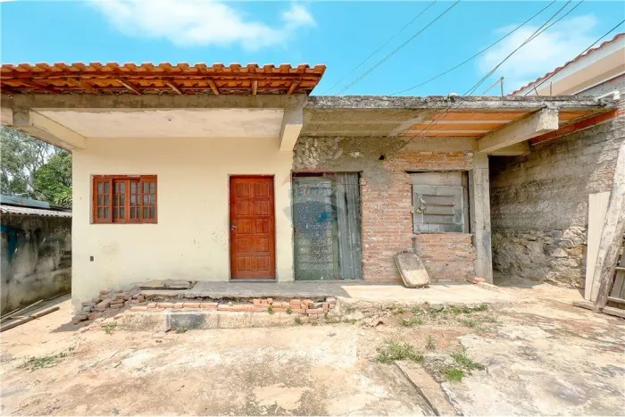 Casa com 115,7m2 de Construção Semiacabada em Terreno de 290m2 em Rua Movimentada Próximo
