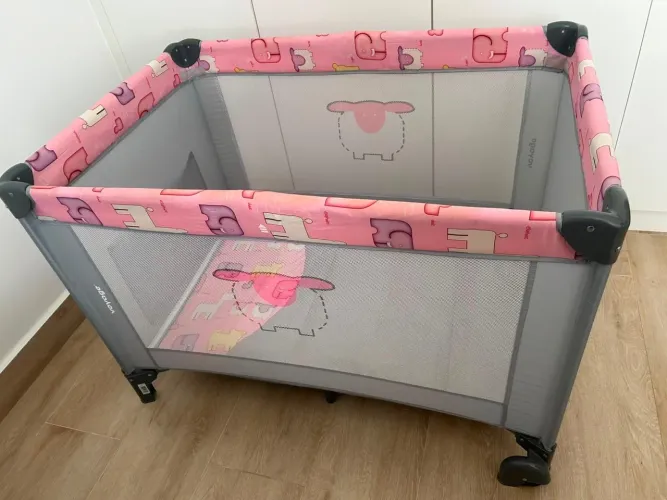 Berço de viagem marca Voyage rosa