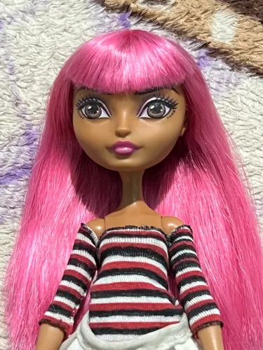 Boneca Ginger ever after high