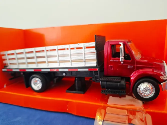 Miniatura Caminhão International 4200 escala 1:43