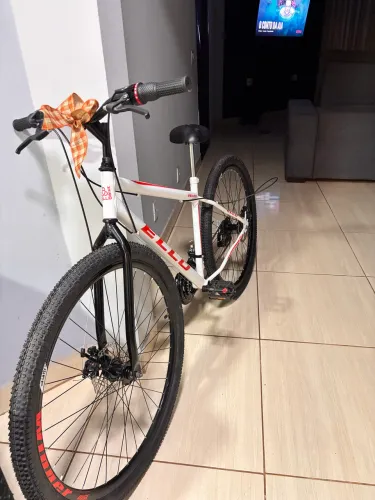 bicicleta mountain bike Ello Bike Velox aro 29, equipada com freios a disco