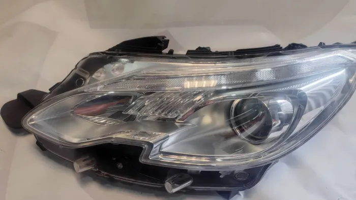 Farol Peugeot 2008 2017 a 2023