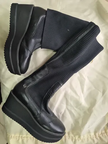 Bota preta com cano dobrável Cármen Steffens 