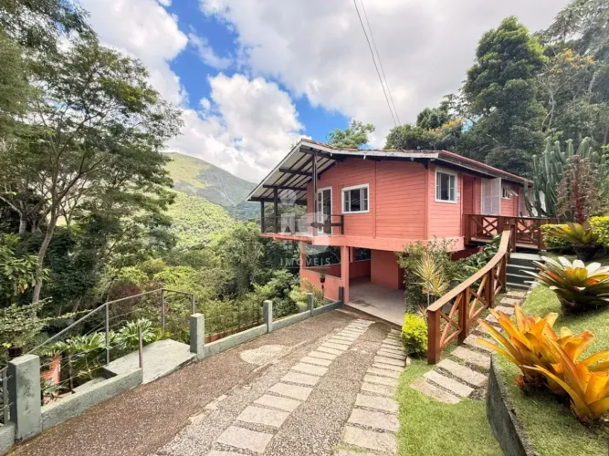 Casa à venda dentro de condomínio em Itaipava