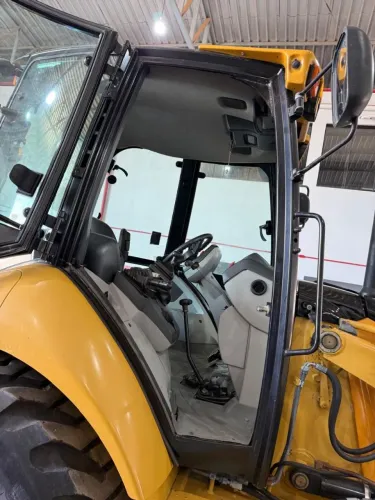 Retroescavadeira Caterpillar 416e ano 2016