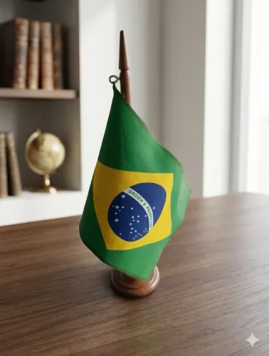 Bandeira Brasil de Mesa Base Madeira Suporte 33cm