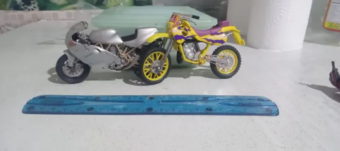 Miniaturas de motos.
