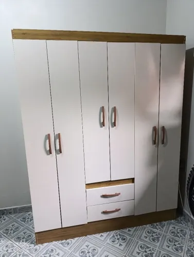 Guarda-roupa seis portas e duas gavetas 