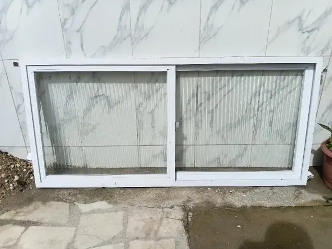 Janela de aluminio branco e vidro canelado