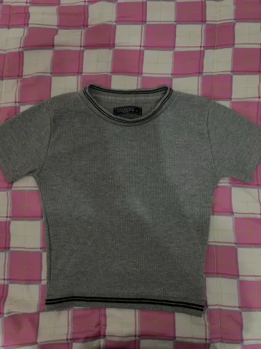 Cropped justo cinza com brilho