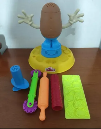 Brinquedo Play Doh senhor cabeça de batata e acessórios de massinha