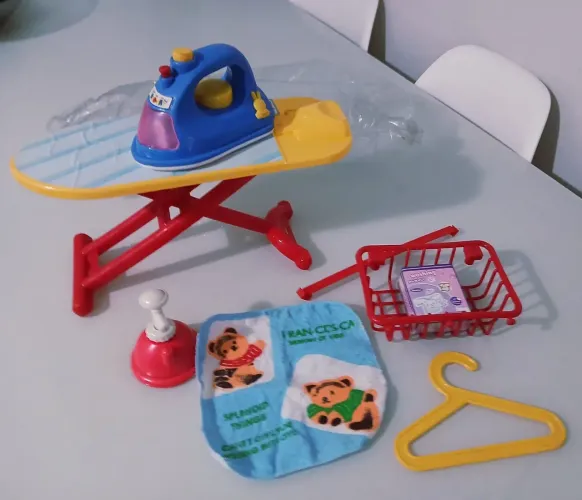 Vendo esse kit de brinquedo tábua de passar roupas. Novo