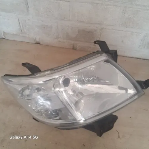 Farol hilux 2014