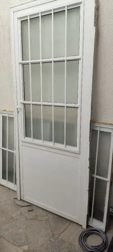 Porta e janela esquadria de alumínio pintado no branco