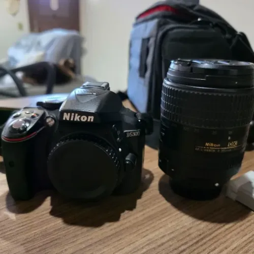 Camera Nikon D5300 + lente nikon 18-300 ed vr em excelente estado tudo funcionando