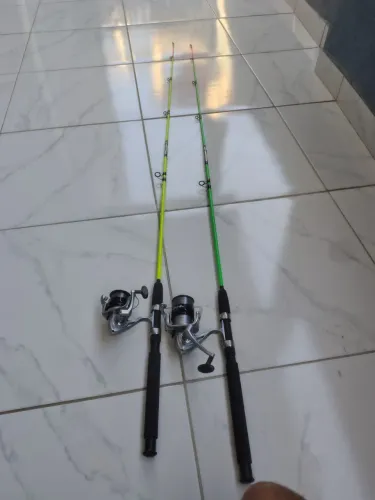 Vendo 2 varas de pesca com molinete