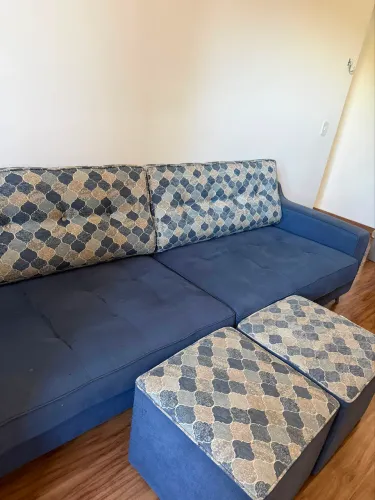 Sofá grande, até 5 lugares + 2 puffs de apoio