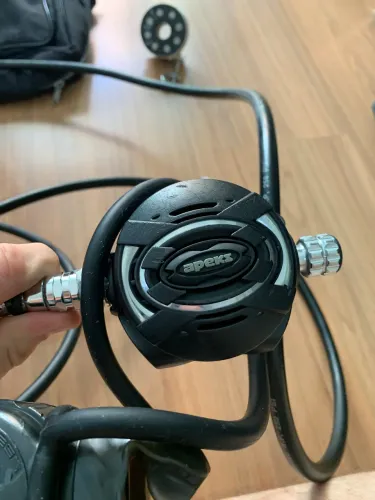 Conjunto de regulador de mergulho Apeks usado + manômetro Cressi 300 bar