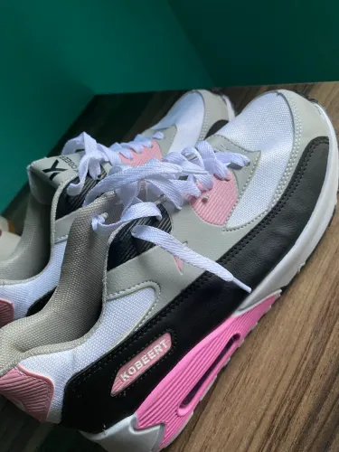 Tênis esportivo feminino 