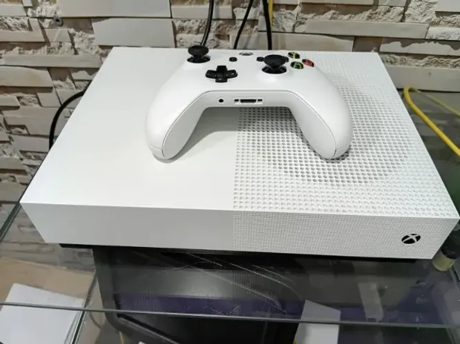 Xbox One S 1 TB - Garantia 03 (três) meses.