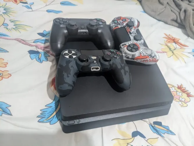 PS4 Slim com 1T de memória, 3 controles originais