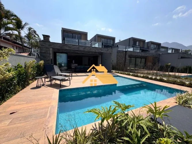 Casa Térrea em Condomínio Pé na Areia em Maresias com 4 Suítes, Piscina Privativa e Varand