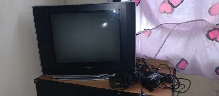 Vendo televisão, aparelho DVD, caixa de som, suporte de bancada para furadeira.