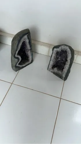 2 pedras Ametista uma com 23 quilos e a outra com 26 quilos, 2.500,00 cada uma.