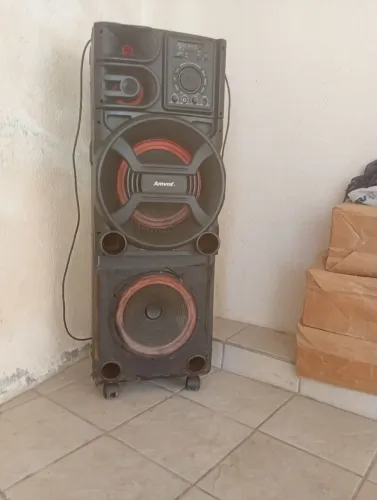 Vendo uma Caixa de som Amavox 1500 RMS. Valor 600 reais.