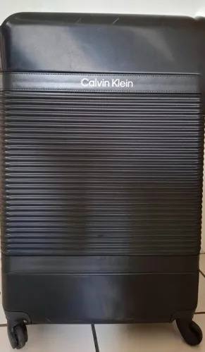 Vendo Mala grande Calvin Klein, rígida, preta, pouquíssimo utilizada, excelente estado.