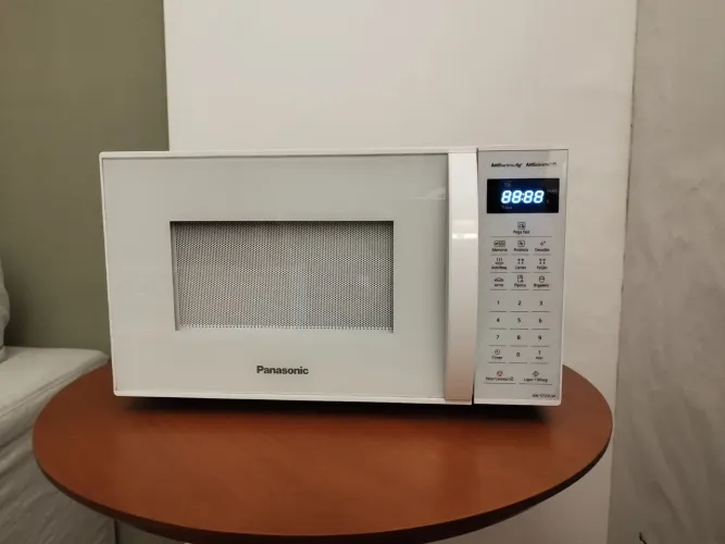 Microondas Panasonic - Antiaderente/Antibacteria - Pouquíssimo uso - 220v - 21 litros