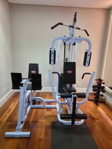 ESTAÇÃO DE MUSCULAÇÃO COM LEG PRESS