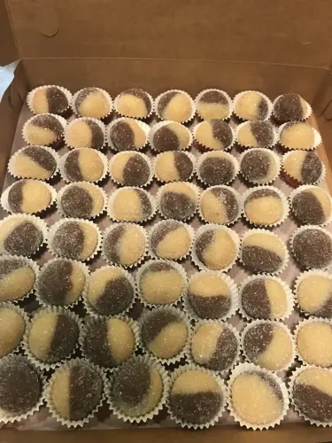 CENTO DE BRIGADEIRO E/OU BEIJINHO PARA FESTA, EVENTO OU ANIVERSÁRIO 