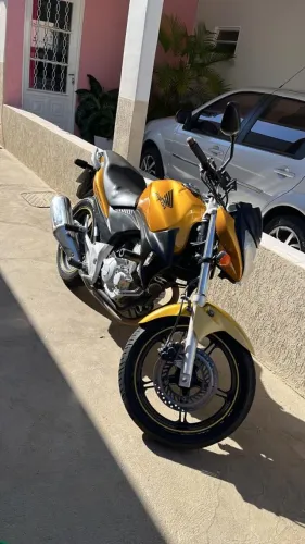 Vendo Honda CB 300R 2011 dourada em excelente estado de conservação.