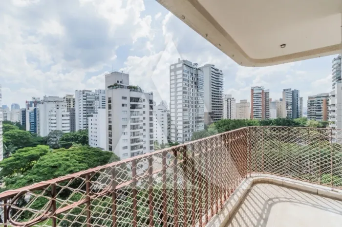 Apto em frente à Praça Pereira Coutinho