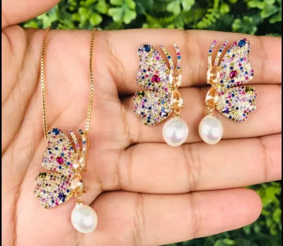 Conjunto colar e brincos borboleta cravejada