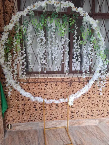 Arco floral pronto um grande e um pequeno