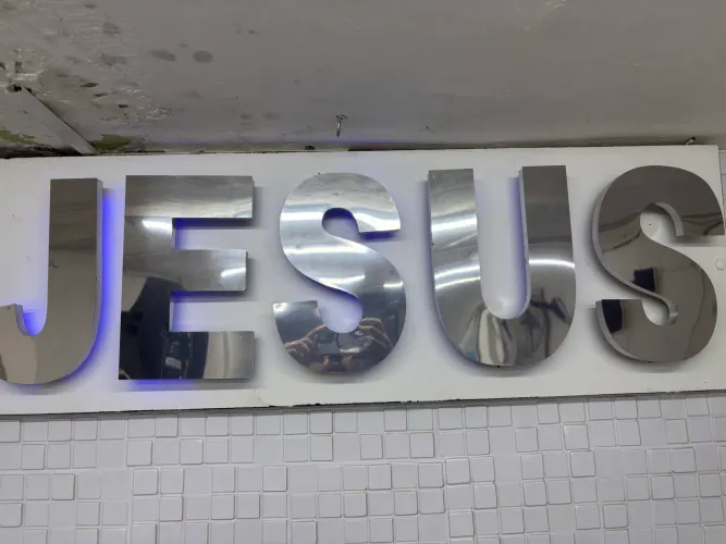 VENDE-SE LETREIRO LUMINOSO (LED) JESUS EM AÇO E INOX