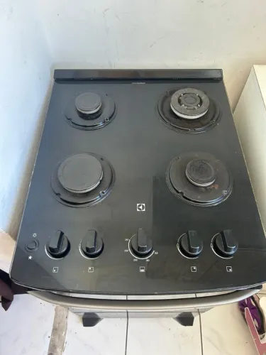Fogão de quatro bocas Electrolux