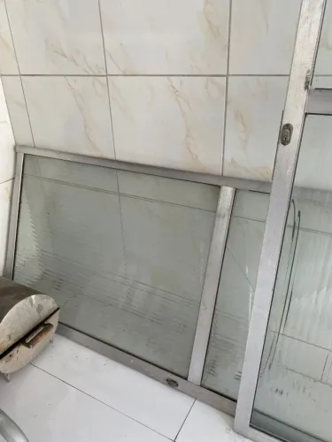 VENDO DUAS PORTA DE ALUMÍNIO COM VIDRO CANELADO/FANTASIA