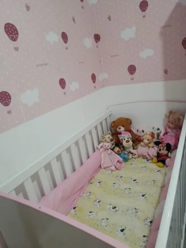 Berço seminovo feminino, acompanha colchão e kit berço, ainda regula pra cama