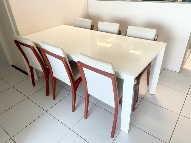 Mesa toda em madeira maciça eucalipto e laqueada em branco