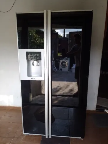 Vende-se geladeira side by side da marca G& com portas em vidro espelhado
