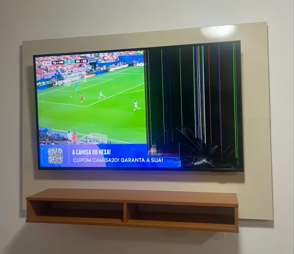 TV para conserto/ peças, poucos meses de uso e com Nota Fiscal