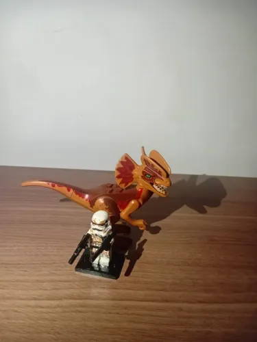 Stormtrooper e dilofosauro