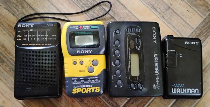 Lote Walkmans E Rádio AmM/FM Sony - NO ESTADO! PARA REPARO!