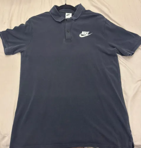 polo nike masculina, tamanho m, na cor preta. original, em ótimo estado de conservação.