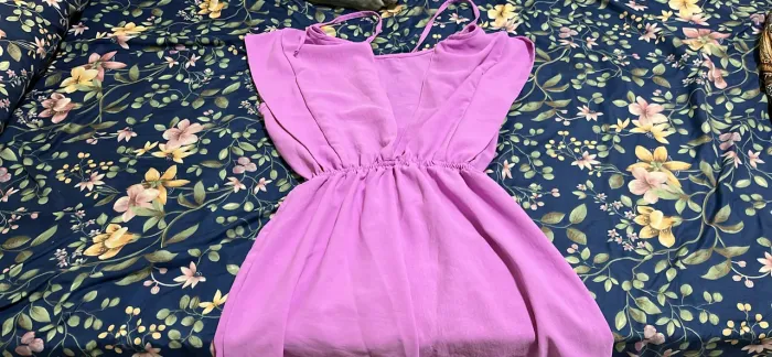 Vestido Curto Lilás / Orquídea - Decote V e Elástico na Cintura