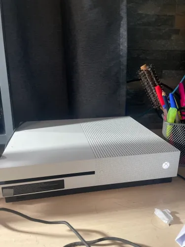 XBOX ONE S - COM DOIS JOGOS ORIGINAIS