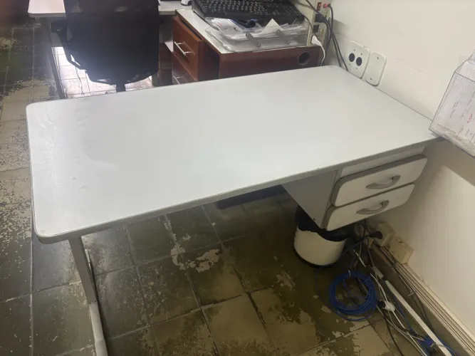 Mesa com gaveteiro para escritório